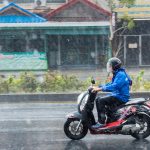 Musim Hujan Telah Tiba, Pemotor Wajib Membawa Barang-barang Berikut