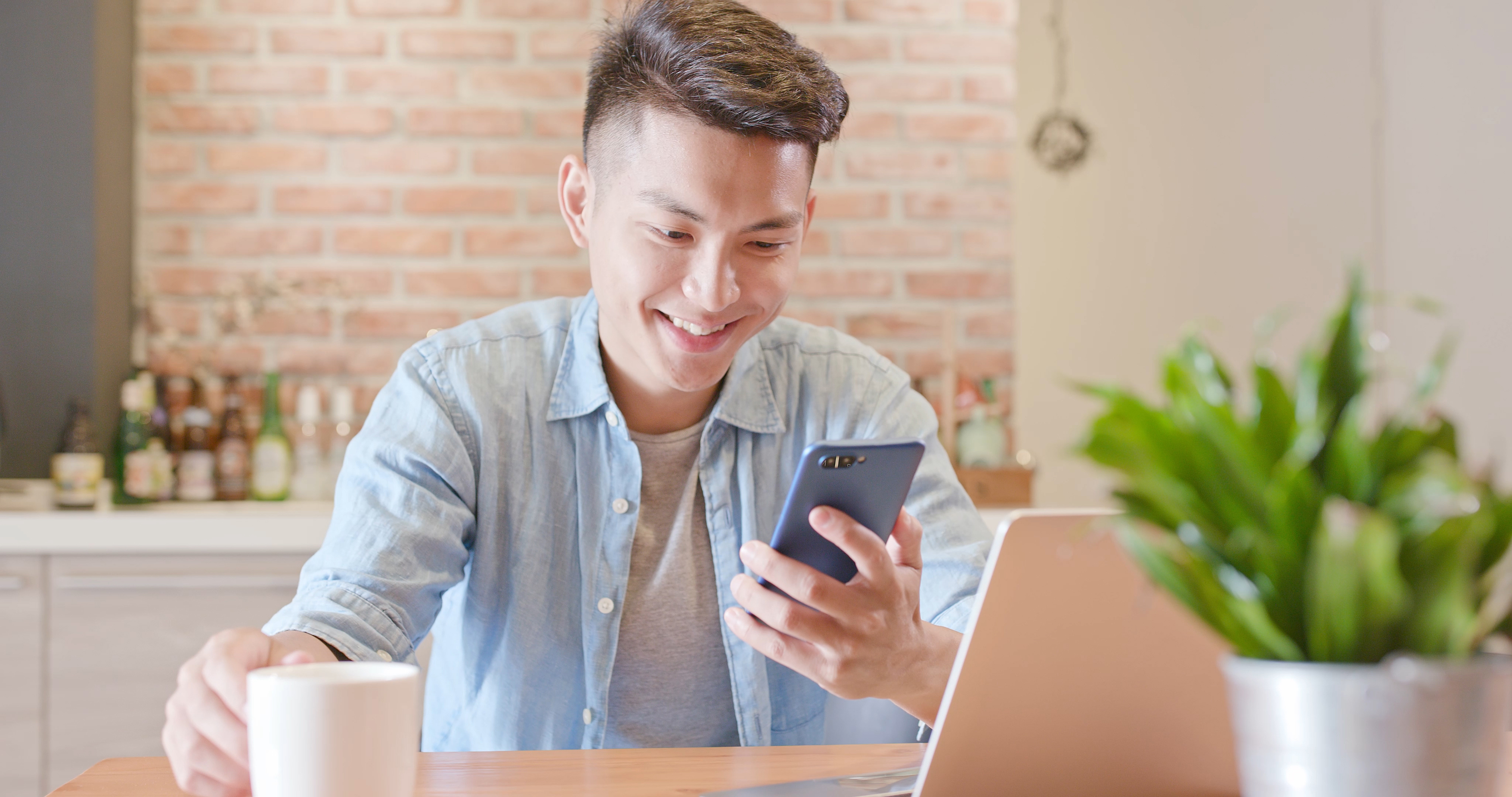 Các bạn trẻ sử dụng hình thức mua ngay trả sau để hỗ trợ chi tiêu