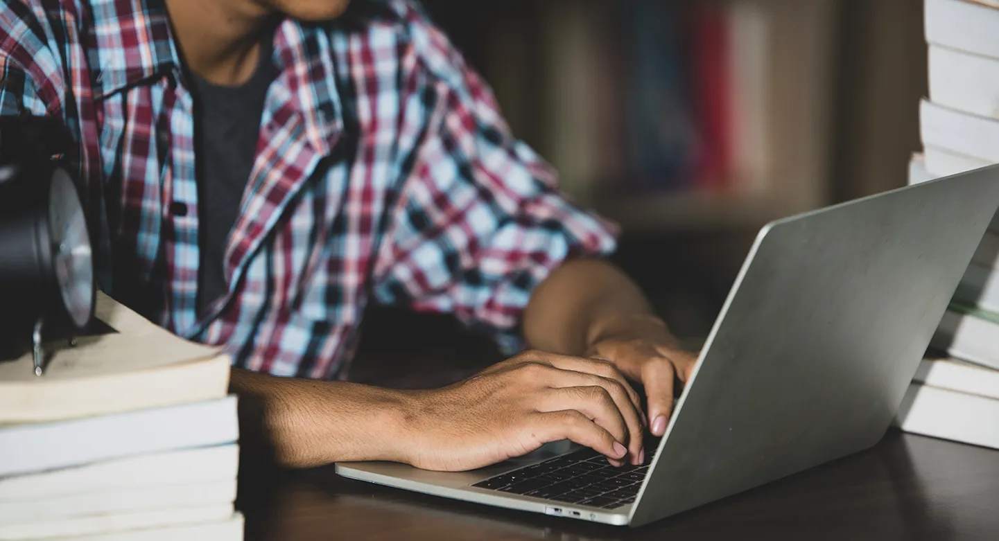 Apakah Membelikan Laptop Untuk Kuliah Adik Jadi Pertanda Masuk Generasi Sandwich?